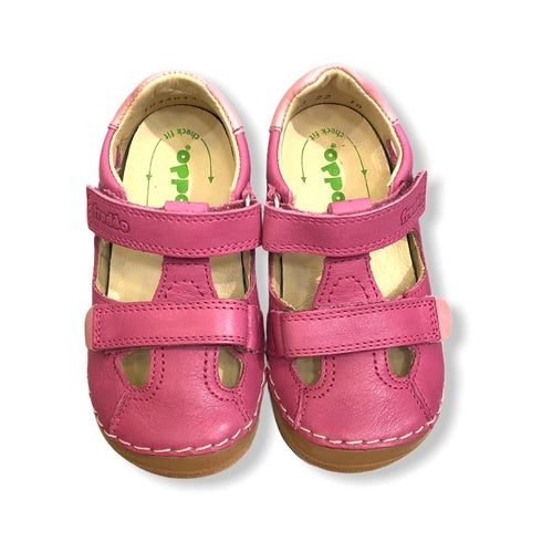 To velcro barfodssandaler