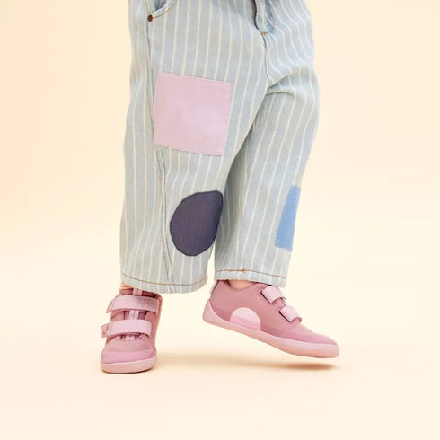 Ett barn med rosa barfotaskor från Affenzahn som heter Lucky Cotton Vegan.