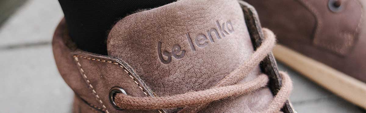 En närbild på en barfotasko från Be Lenka i brunt läder där logotypen syns.