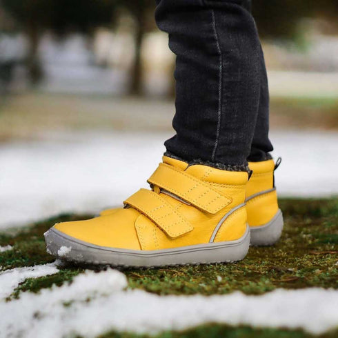 Barnskor för vinter som är barfotaskor som håller både höst och vinter.