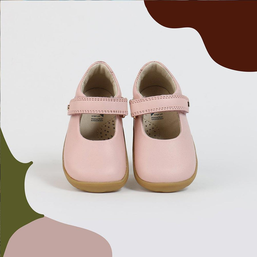 Barnskor av typen ballerinaskor som är rosa och från varumärket Bobux som tillverkar barfotaskor.
