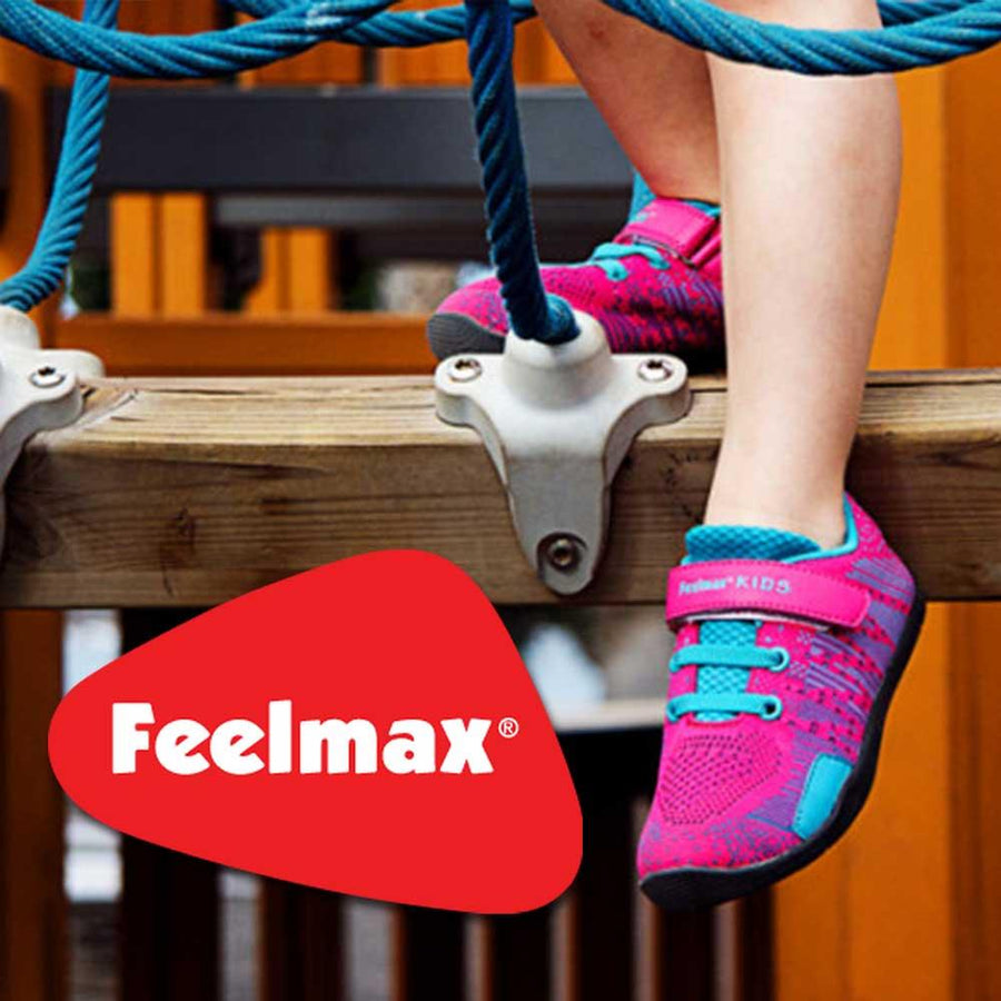 Ett barns fötter klädda i barnskor från Feelmax klättrar på en barnlekplats.