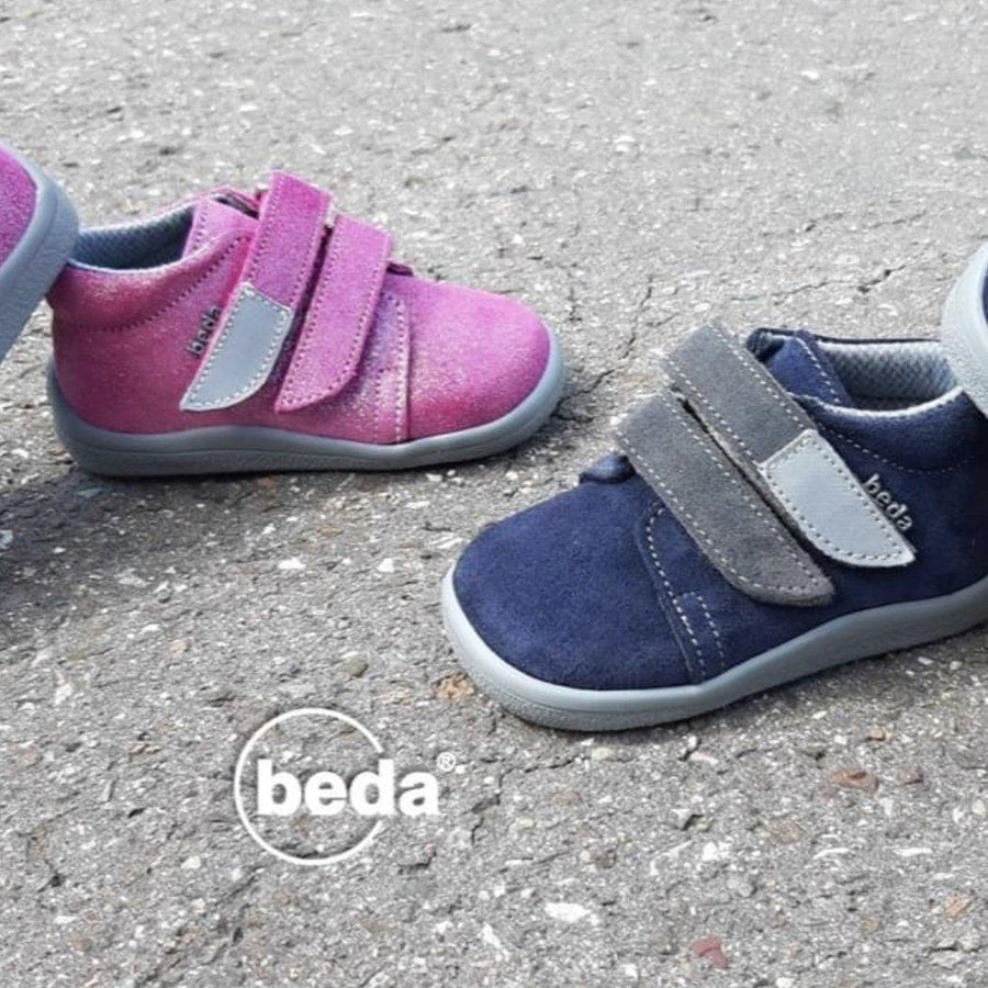 Barfotaskor i blått och rosa för barn från varumärket Beda Obuv.