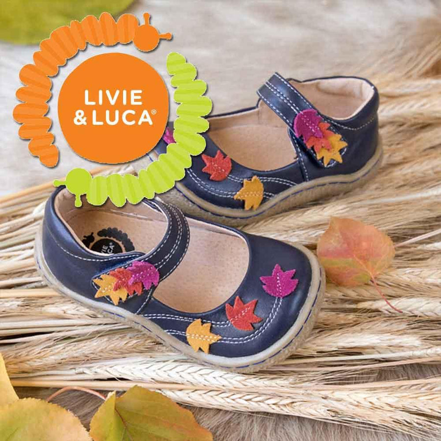 Ett par mycket söta barfotasandaler från märket Livie & Luca som har en design med höstlöv i läder.