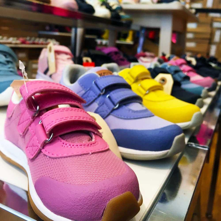 Massor av barnskor på rad i en barnskobutik i Stockholm, Hammarby Sjöstad, som heter Promenix och säljer även barfotaskor.