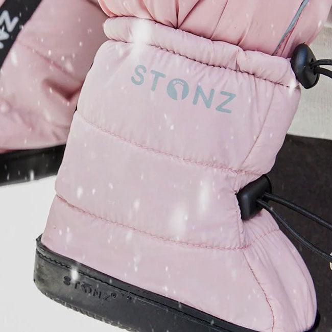 En rosa vinterstövel från varumärket Stonz som har en barfotadesign.