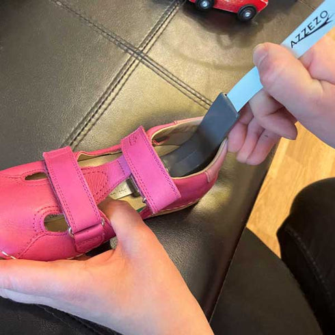 Promenix Barnskobutik visar skomätaren i metall från Azzezo på en barnsko från Froddo.